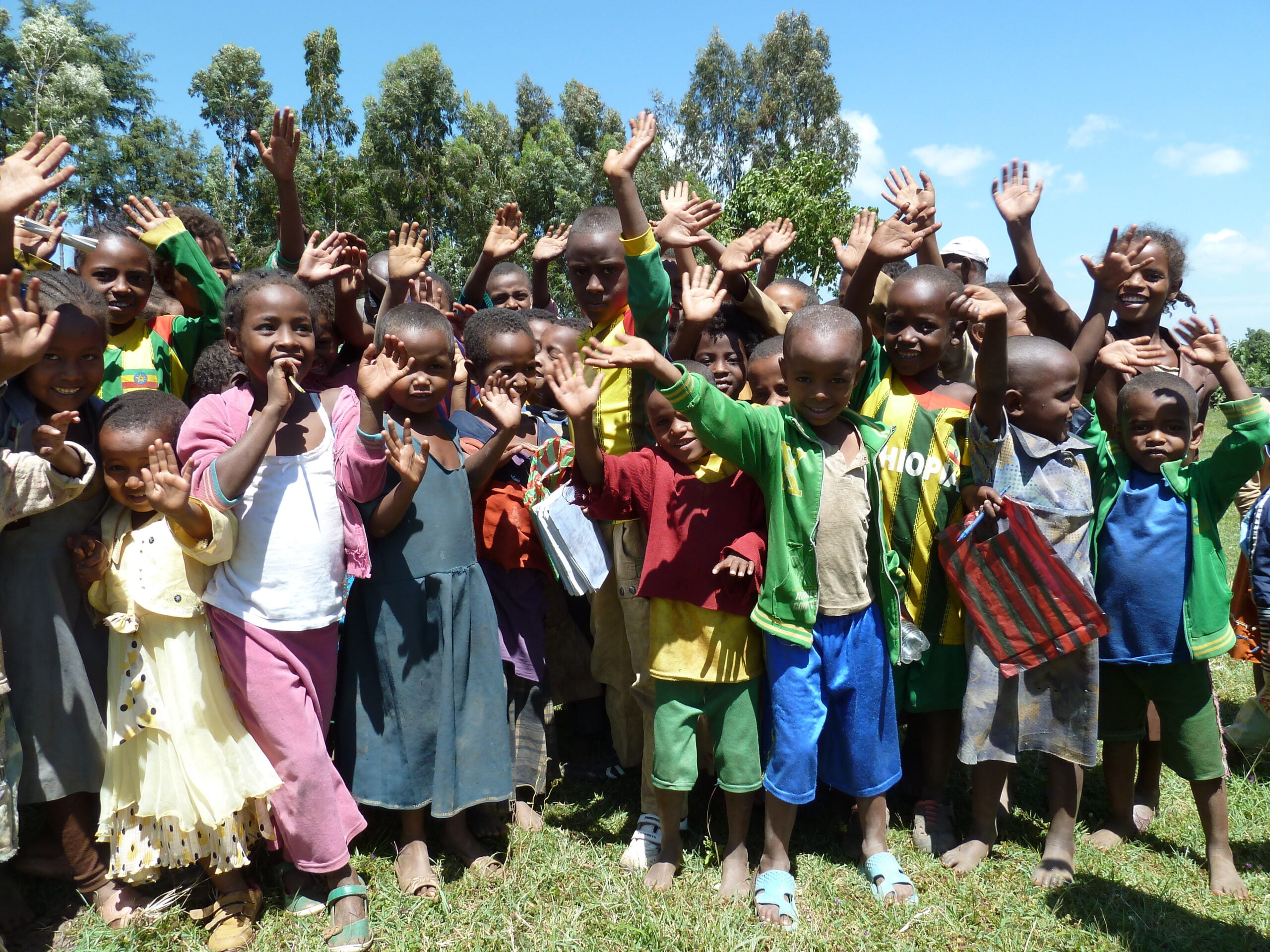 children waving and smiling